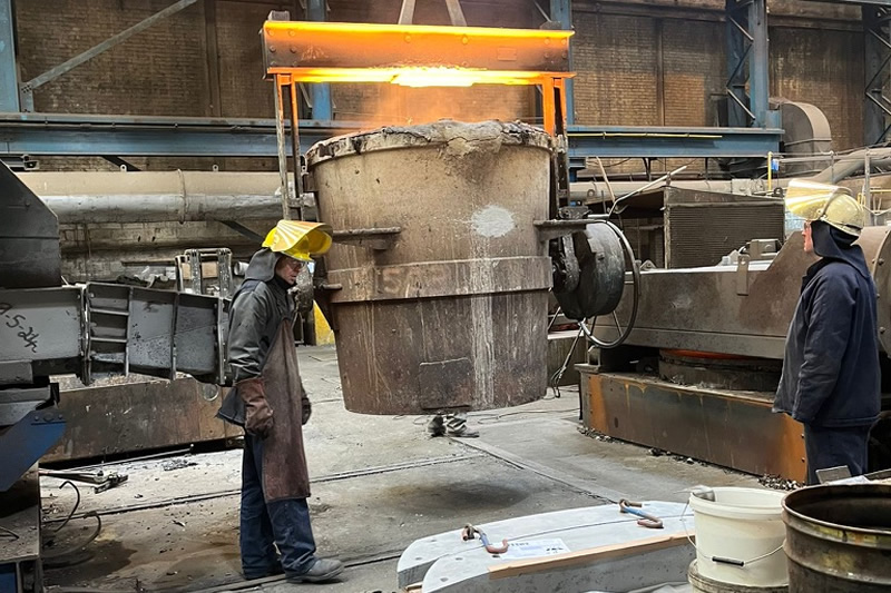 Skimming Off Vermiculite Whilst Ladle Pouring Skimming Off Vermiculite Whilst Ladle Pouring